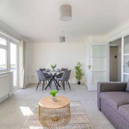 Large Sea View 2 Bedroom Sleeps 6 - Free Parking Bournemouth Buitenkant foto