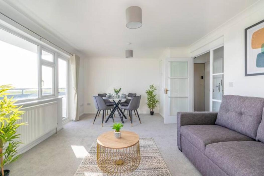 Large Sea View 2 Bedroom Sleeps 6 - Free Parking Bournemouth Buitenkant foto