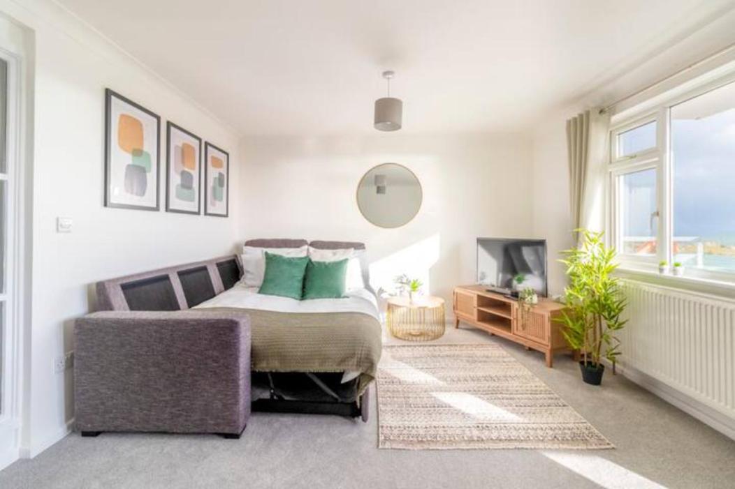 Large Sea View 2 Bedroom Sleeps 6 - Free Parking Bournemouth Buitenkant foto
