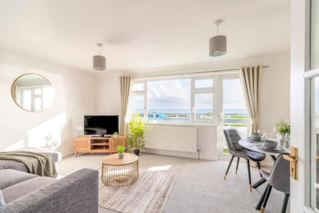 Large Sea View 2 Bedroom Sleeps 6 - Free Parking Bournemouth Buitenkant foto