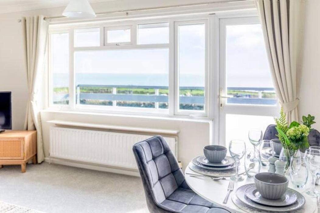 Large Sea View 2 Bedroom Sleeps 6 - Free Parking Bournemouth Buitenkant foto
