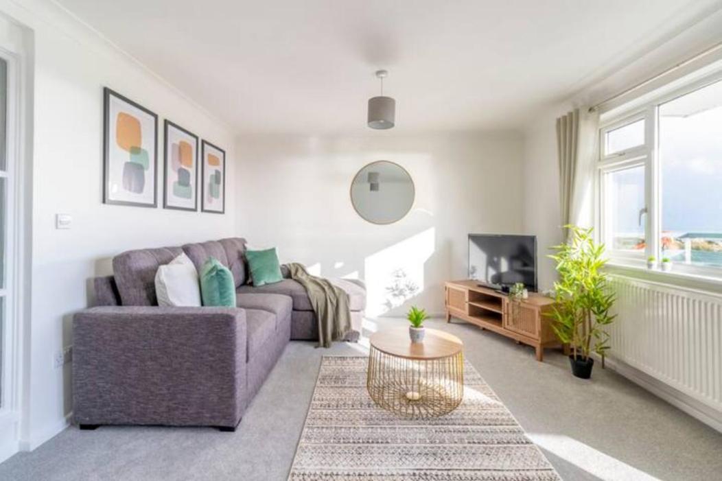 Large Sea View 2 Bedroom Sleeps 6 - Free Parking Bournemouth Buitenkant foto