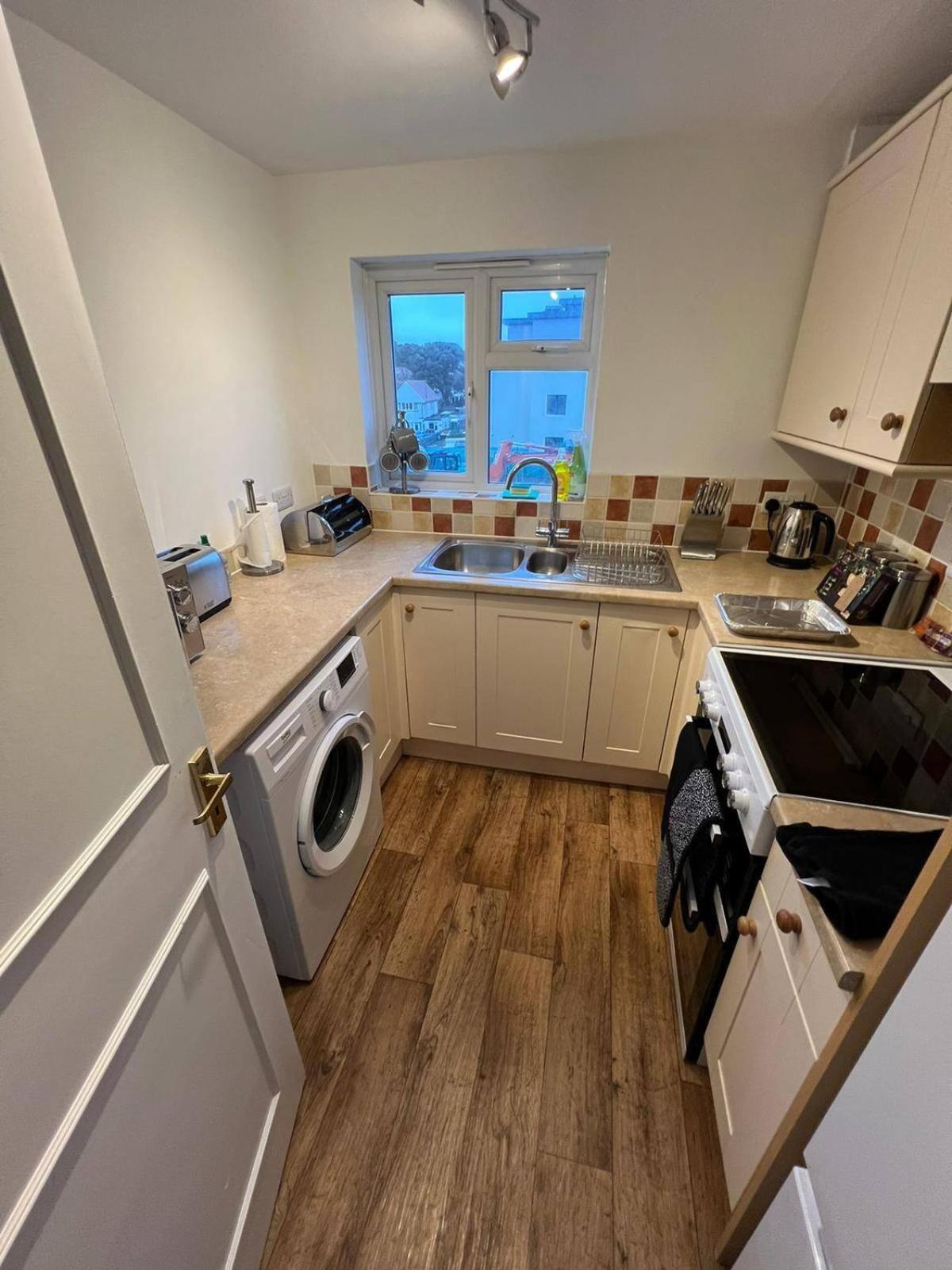 Large Sea View 2 Bedroom Sleeps 6 - Free Parking Bournemouth Buitenkant foto